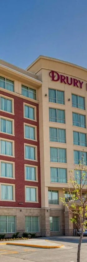 Drury Inn & Suites Iowa City Coralville，位于克拉尔维尔的酒店