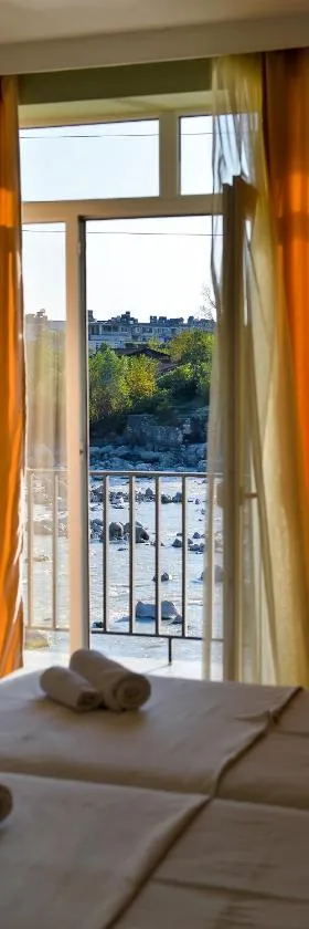 Four Seasons Riverside，位于库塔伊西的酒店