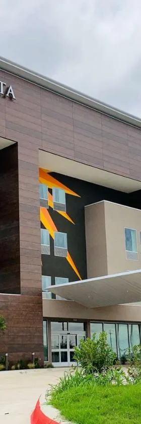 La Quinta Inn & Suites by Wyndham - Red Oak TX IH-35E，位于Red Oak的酒店