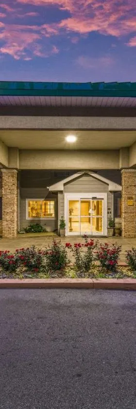Quality Inn & Suites Hendersonville - Flat Rock，位于弗拉特罗克的酒店
