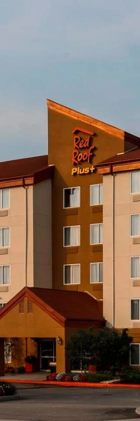 Red Roof PLUS Long Island - Garden City，位于韦斯特伯里的酒店