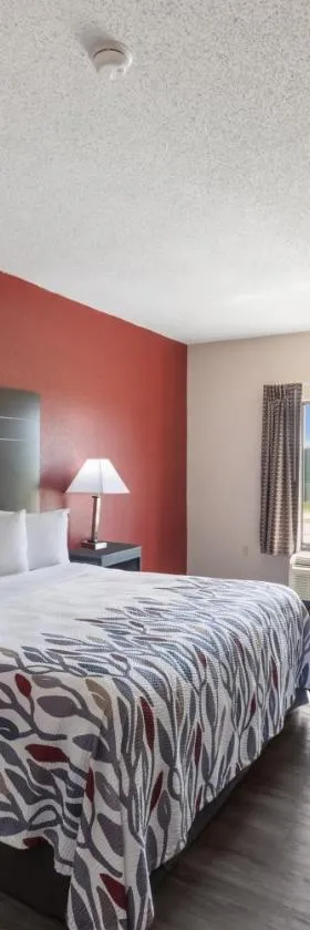 Red Roof Inn & Suites Austin East - Manor，位于玛诺的酒店