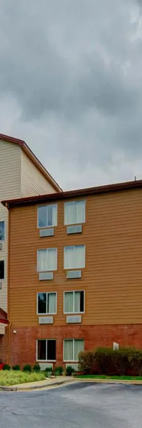 Red Roof Inn PLUS Raleigh Downtown NCSU Conv Center，位于罗利的酒店