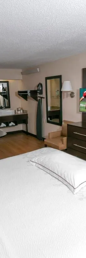 Red Roof Inn PLUS+ Statesville，位于斯泰茨维尔的酒店