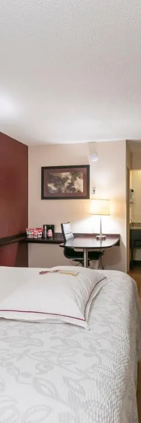 纽瓦克威尔明顿红屋顶PLUS+酒店，位于克里斯蒂纳的酒店
