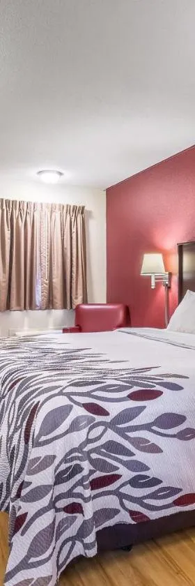 Red Roof Inn Scottsburg，位于斯科茨堡的酒店