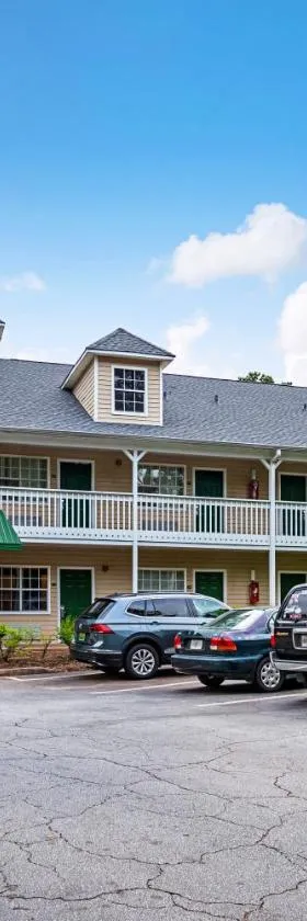 HomeTowne Studios by Red Roof Atlanta – Lawrenceville，位于罗维莎的酒店