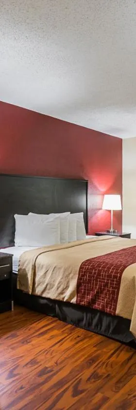 Red Roof Inn & Suites Scottsboro，位于斯科茨博罗的酒店