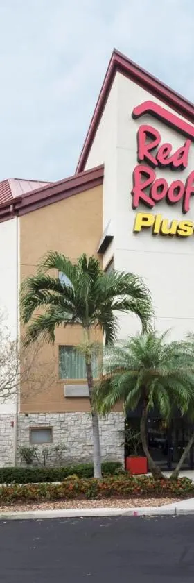 西棕榈滩红屋顶普拉斯+酒店，位于西棕榈滩的酒店
