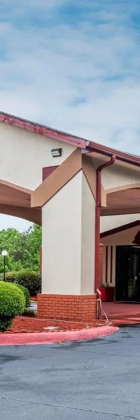 Red Roof Inn PLUS+ & Suites Opelika，位于欧佩莱卡的酒店