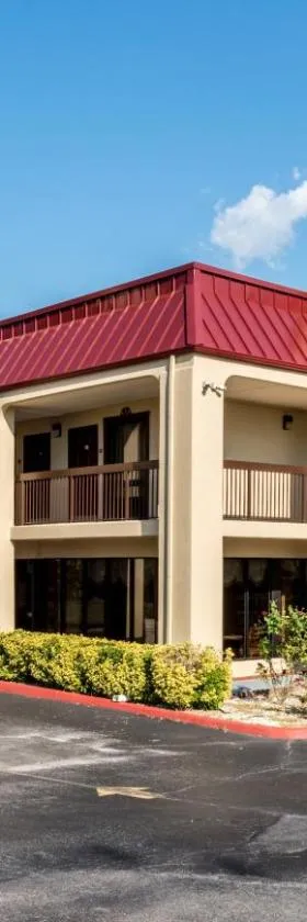 Red Roof Inn & Suites Clinton, TN，位于Clinton的酒店