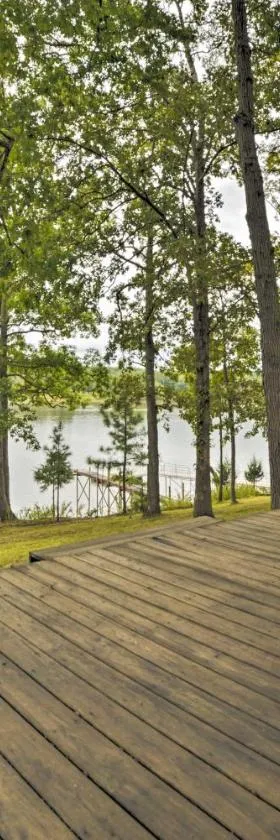 Kentucky Lake Cabin with Private Dock and Fire Pit，位于New Concord的酒店