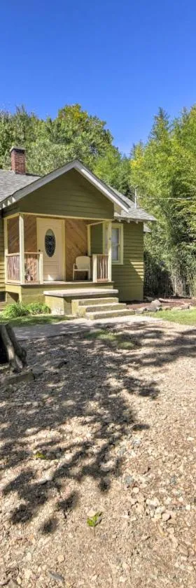 Pet-Friendly Cottage with Fire Pit - 3 Mi to SIU!，位于卡本代尔的酒店