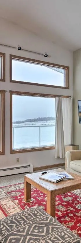 Spacious Family Home with Deck and Million-Dollar View，位于安克雷奇的酒店