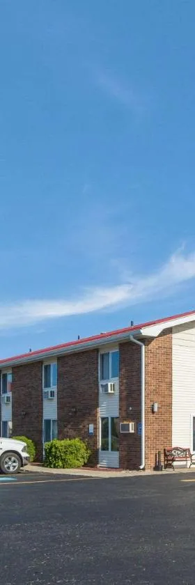 Econo Lodge Inn & Suites，位于埃斯卡诺巴的酒店