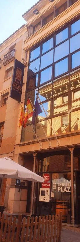 特鲁埃尔广场酒店，位于特鲁埃尔的酒店