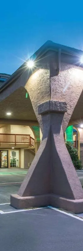 Quality Inn & Suites Crescent City Redwood Coast，位于新月城的酒店