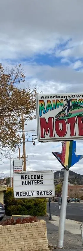 Rainbow Motel，位于瑟莫波利斯的酒店