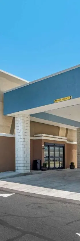 Quality Inn & Suites Evansville Downtown，位于埃文斯维尔的酒店