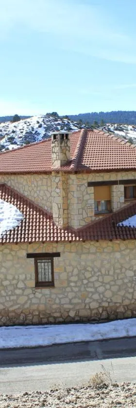 Casa Rural Lahuerta Apartamentos，位于Guadalaviar的酒店