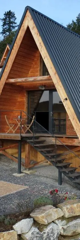 Ô TIPI LODGE，位于Saint-Christo-en-Jarez的酒店