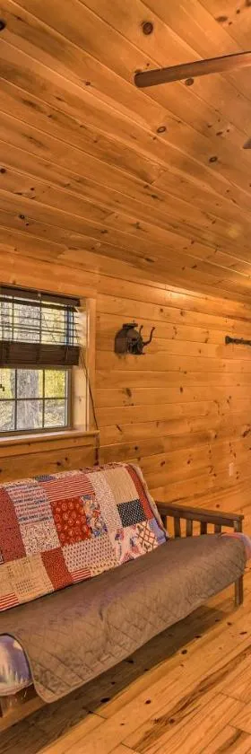 Rural Cabin Hideaway with Fire Pit and Mtn Views!，位于Parsons的酒店