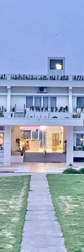 Riviera Beach Resort，位于Chīrāla的酒店