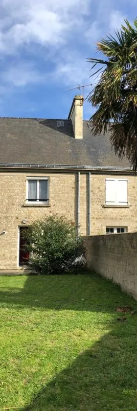 Gîte Manava - grande maison avec jardin en centre ville，位于瓦洛尼的酒店