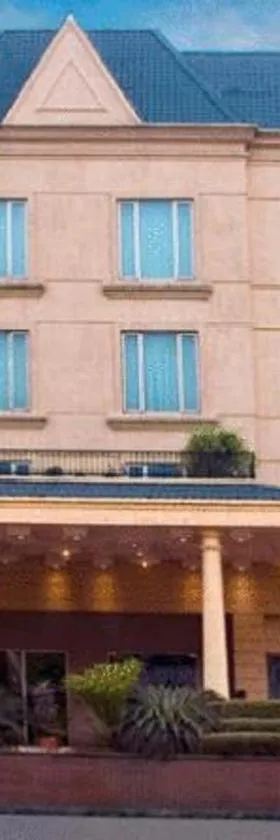 Savoy Suites Noida，位于诺伊达的酒店