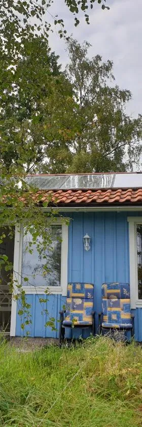 Gäststuga i vacker natur, bastu, bubbelpool sommartid och gratis parkering nära Ulricehamn och Lassalyckan, guesthouse with nice view with sauna and free parking close to Dalsjöfors and fishing，位于布罗斯的酒店