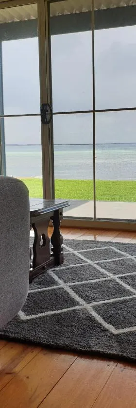 Blue Seas - Beach Front Living，位于Tumby Bay的酒店