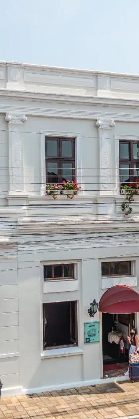 Central Palace Hotel，位于卡斯特罗的酒店