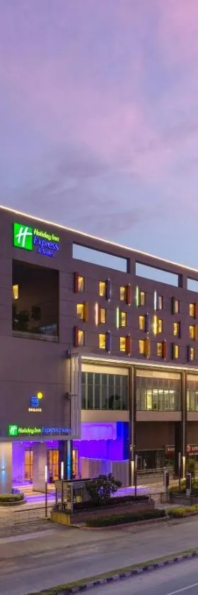 Holiday Inn Express & Suites Bengaluru Old Madras Road by IHG，位于班加罗尔的酒店