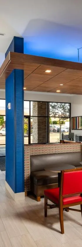Holiday Inn Express & Suites Chatsworth by IHG，位于查茨沃斯的酒店