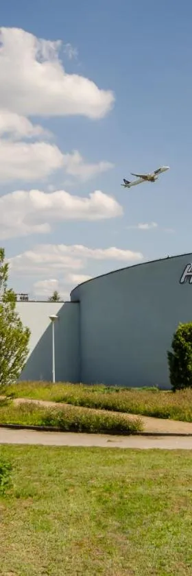 HOTEL A4 Airport Kraków MOP Morawica，位于Aleksandrowice的酒店