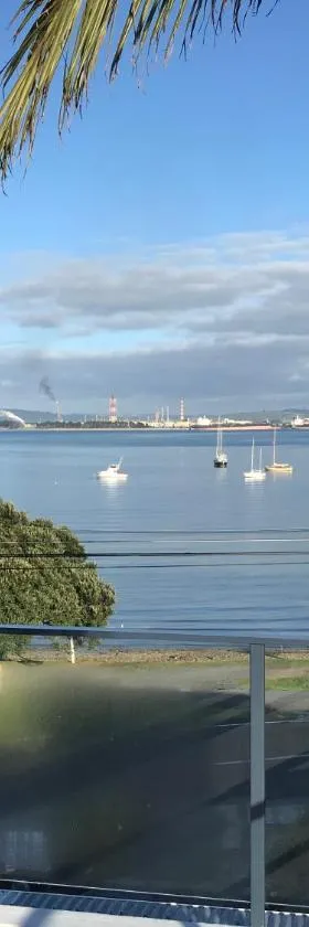 Taurikura Bay Relax and Explore，位于Whangarei Heads的酒店