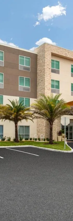 Holiday Inn Express & Suites - Deland South by IHG，位于德兰的酒店