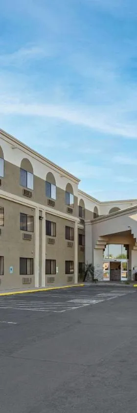 Comfort Inn & Suites Surprise Near Sun City West，位于瑟普赖斯的酒店