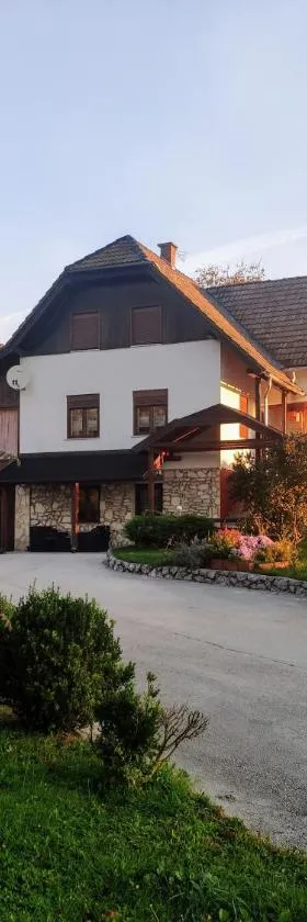 珀亚尼克公寓酒店，位于波利亚纳克的酒店