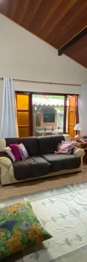 Lumiar linda vista das montanhas, com lareira, churrasqueira, wifi, Tv a cabo, casa ampla, arejada jardim pertinho do centro de Lumiar e de cachoeiras，位于卢米亚的酒店