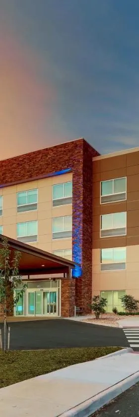 Holiday Inn Express & Suites - Roanoke – Civic Center，位于罗阿诺的酒店