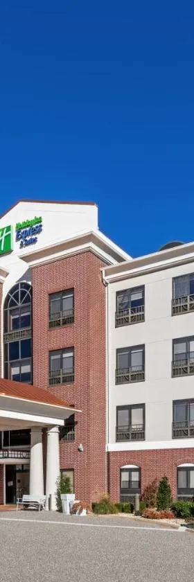 普莱尔智选假日套房酒店，位于Lusta的酒店