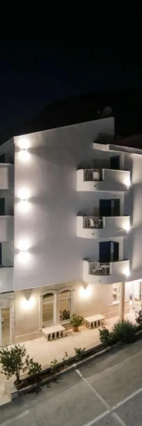 HOTEL IVANDO - K&S，位于Drvenik的酒店