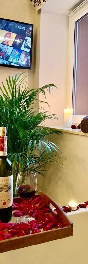 LAS SŁUPSKI PREMIUM LOVE APARTAMENT NR5 Wifi Netflix Smart TV50 full kitchen double bathtub up to 4 people full pleasure quality stay，位于斯武普斯克的酒店