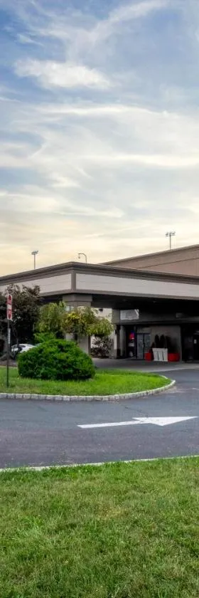 Red Roof PLUS Newark Liberty Airport - Carteret，位于卡特雷特的酒店