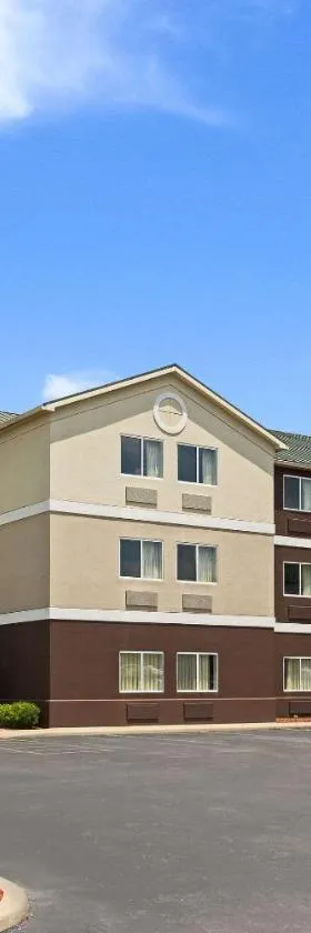 费迪南德红屋顶套房客栈，位于Ferdinand的酒店