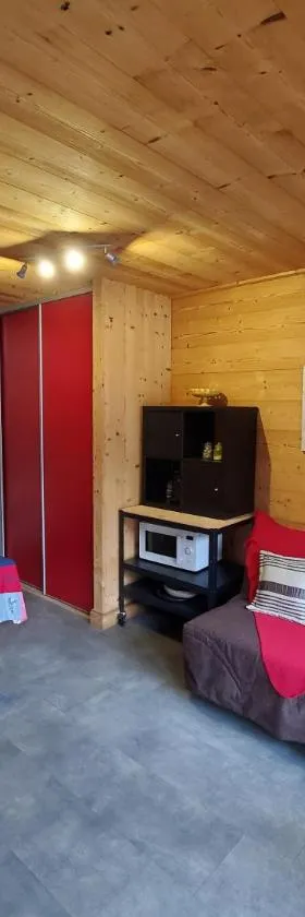 Chaleureux 2 pièces avec terrasse à Seez，位于斯姿的酒店