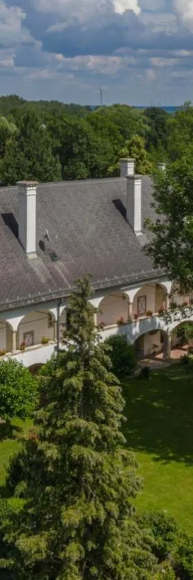 Boutique Hotel Zum Oberjäger, Schloss Lackenbach，位于Lackenbach的酒店