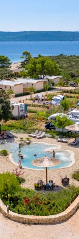Mobile Homes at Camping Ugljan Resort，位于乌格连的酒店
