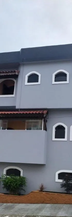Hotel Haloha，位于佩鲁伊比的酒店
